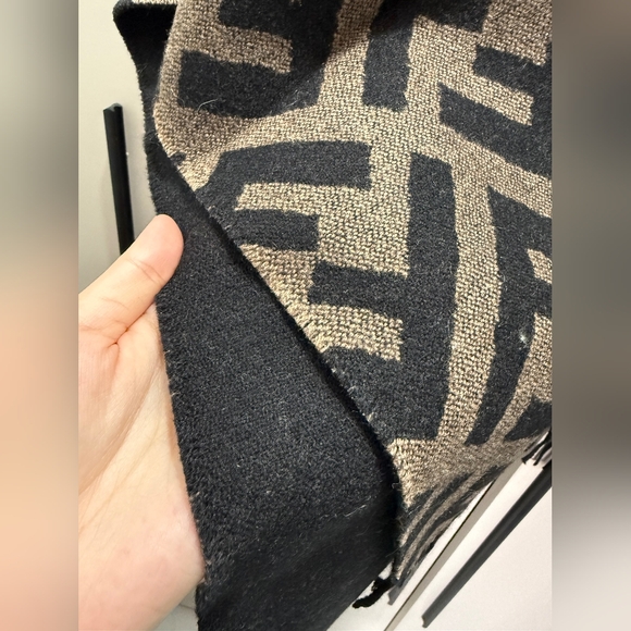 Fendi Reversible Poncho Cape - Picture 12 of 12